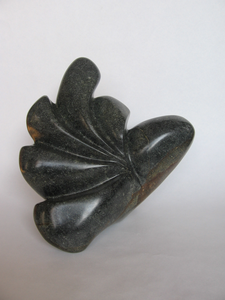 Het werk bestaat uit de zachtere steensoorten, zoals speksteen, albast, serpentijn.
Alle maten van de beelden zijn zonder sokkel gemeten.