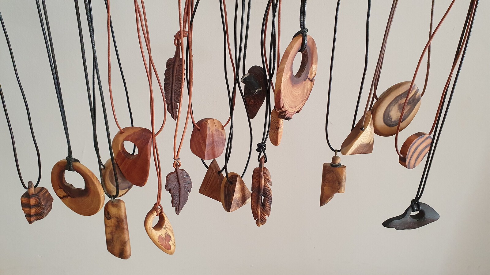 Houten sieraden. De Sieraden zijn gemaakt van verschillende soorten hout.