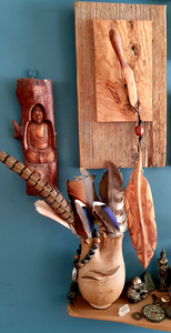 Altijd al gepassioneerd geweest van veren.
Er is geen veer hetzelfde,ze zijn allemaal weer anders en unieke. 
De veren zijn van hout en  +-2 mm dik

