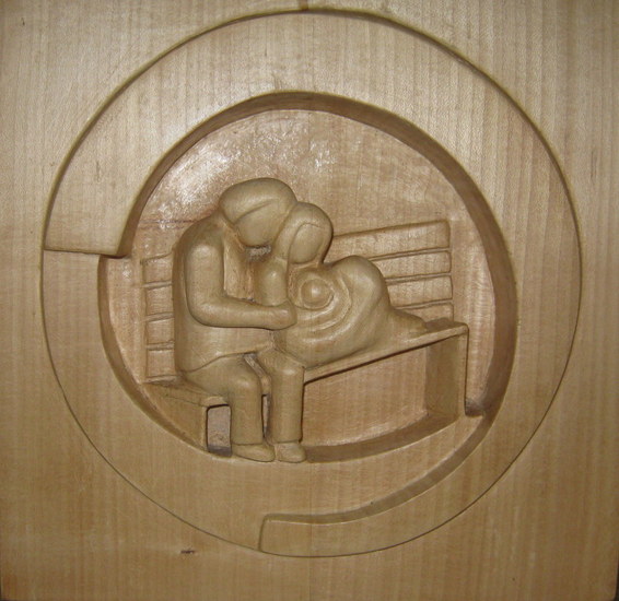 familie op bankje reliëf