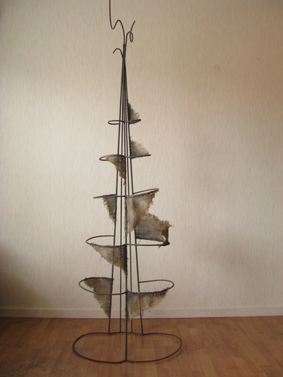 Constructie uit betonijzer en jute. Titel: Akelei. Edwin Brand, 2008.