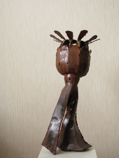 Constructie uit plaatstaal. Titel: dansende pioenroos. Edwin Brand, 2008.