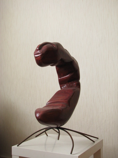 Houtsnijwerk op betonstalen onderstel. Titel: Wormspin. Edwin Brand, 2012.