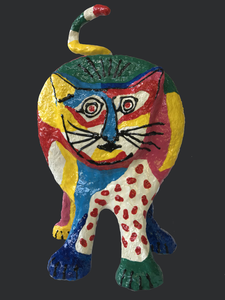 Beelden van een basis van paperclay met een bouwmateriaal, waardoor ze ster en hard zijn