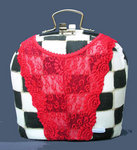 Gaat over de combinatie tussen werk als kunstenaar en het moederschap. Tussen werk en theemuts gaat het om schakelen en improviseren, ondersteunen en verbinden, rauwheid en erotiek, eigen wil en beschikbaarheid’.