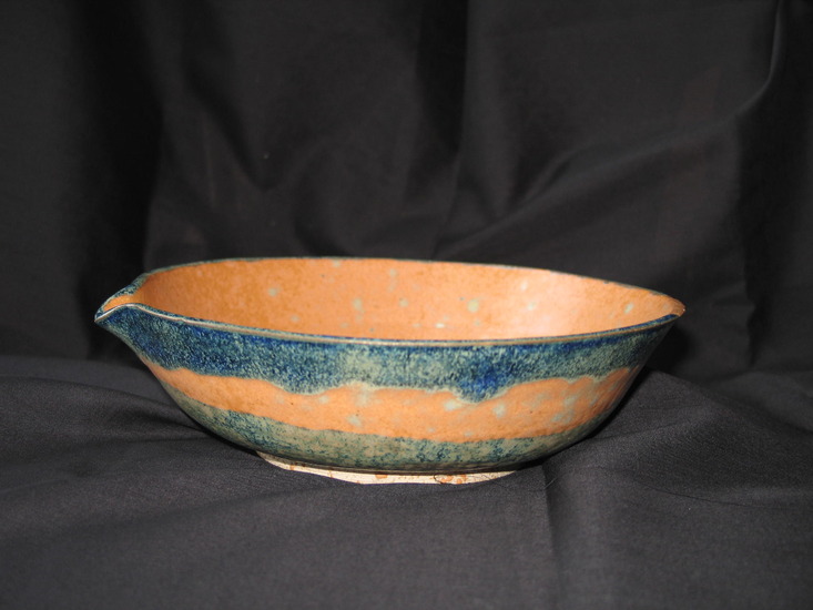 Bowl with spout