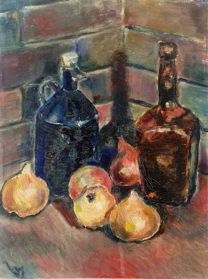 Stilleven met flessen, appels en uien