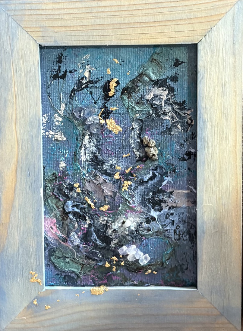 Klein werk met bergkristal, pyriet en ioliet