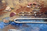 Ik gebruik in totaal 35 verschillende edelstenen in mijn sieraden, maar gebruik ook schelpen, parels, leer, suede en kralen van glas en hout. 