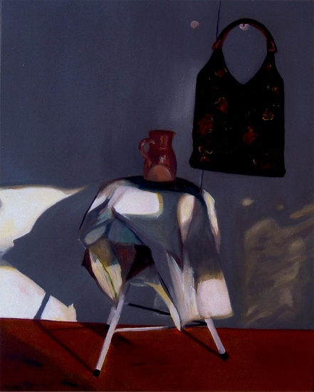 Stilleven met tas aan kast