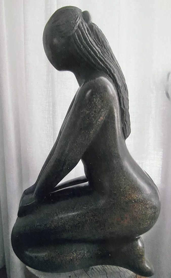 Zittende vrouw