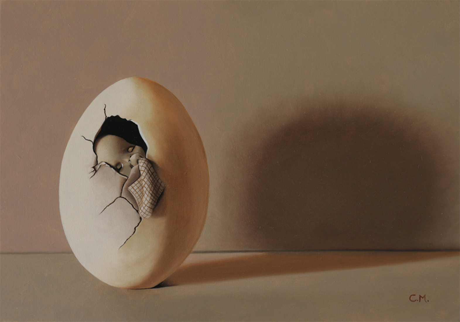 Baby met knuffeldoek in een ei. - Baby mit Kuscheltuch in einem Ei.