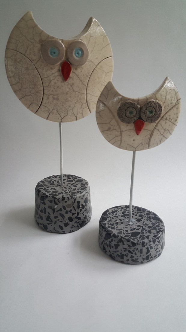 Twee uilen op granito- sokkel