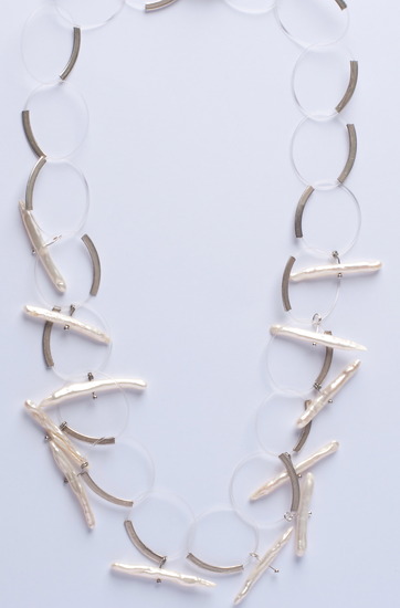 langwerpige parels aan zilveren schakelketting