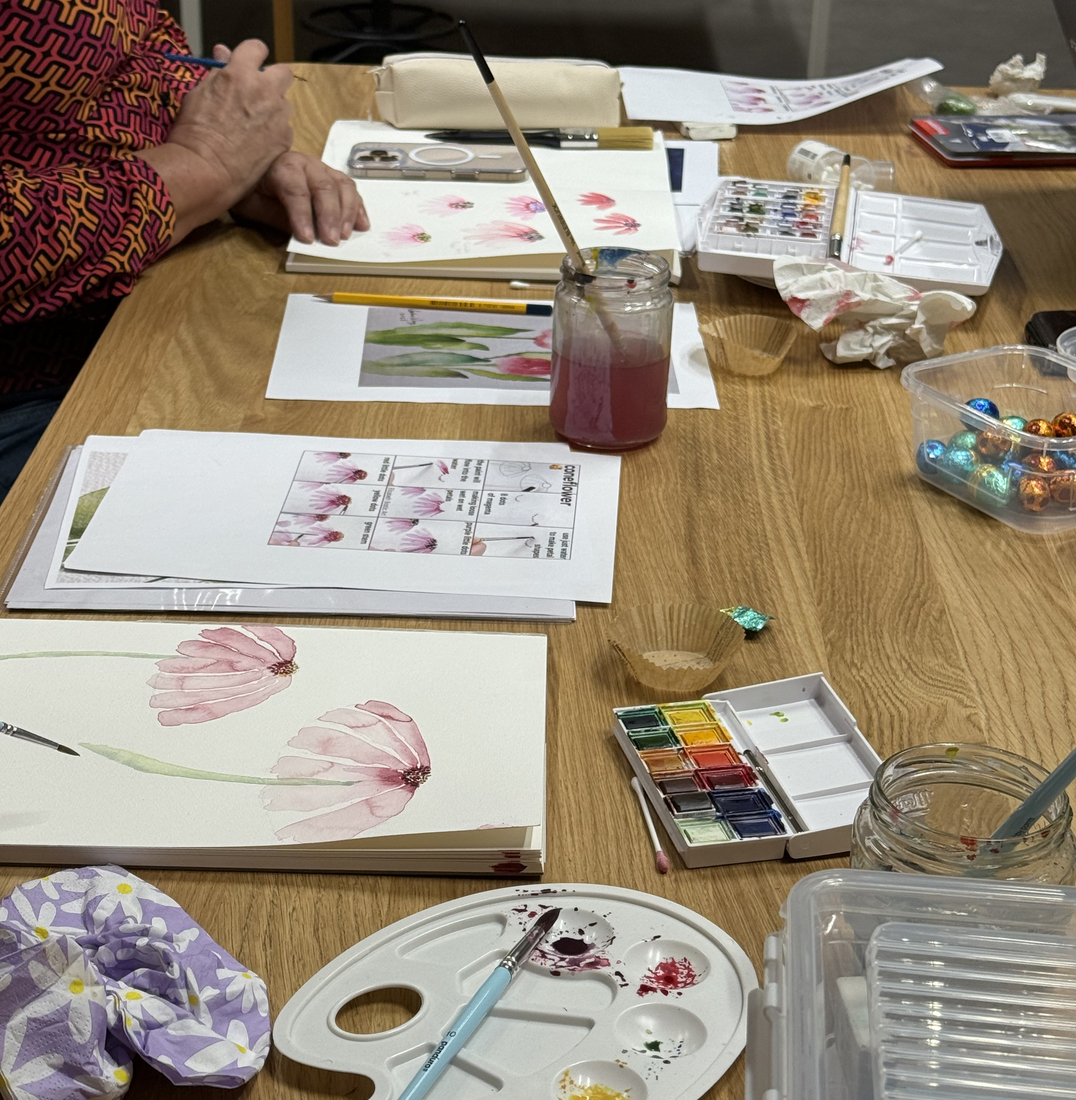 Cursisten aan het werk, oefenen met aquarel.