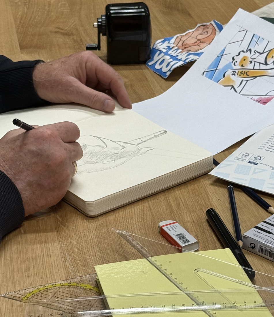 Cursist aan het werk, karikatuurtekenen met potlood.