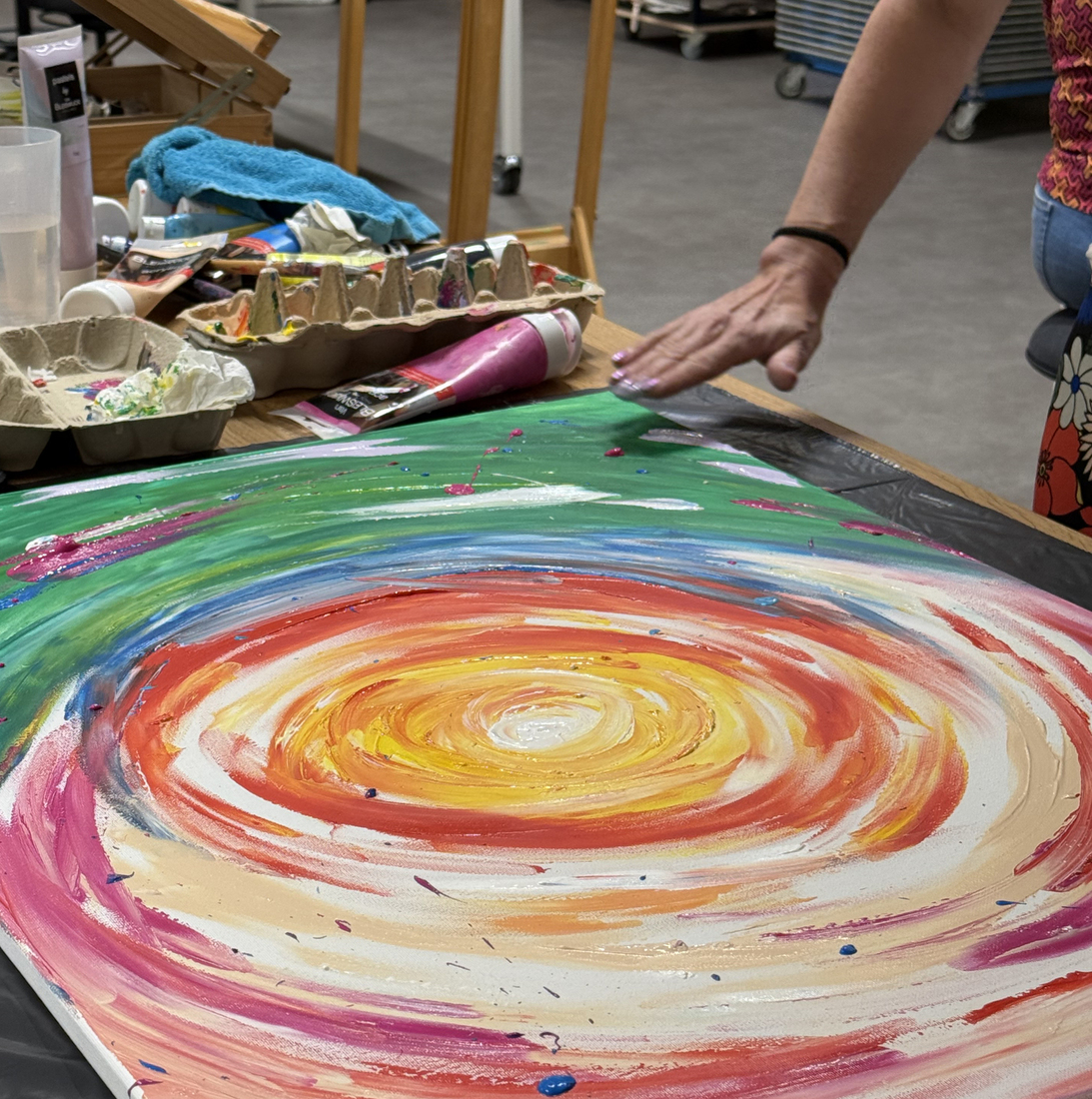 Cursist aan het werk, experimenteren: vingerverven met acryl.