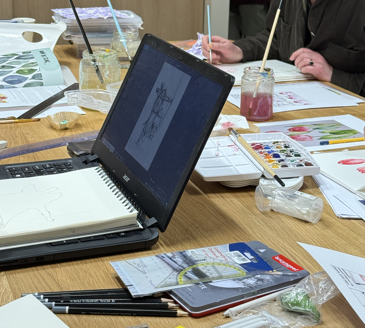 Cursisten aan het werk met potlood, houtskool, grafietpen, aquarel.