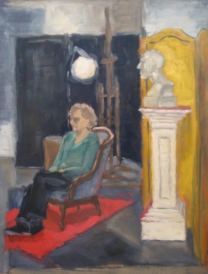 Model met groene trui in stoel en naast plaasteren kop