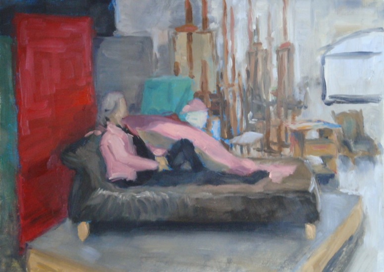 Model met roze jas op bank