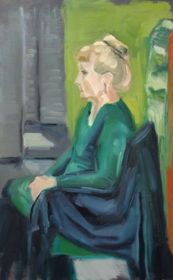 Model met groene trui in stoel met zwarte doek