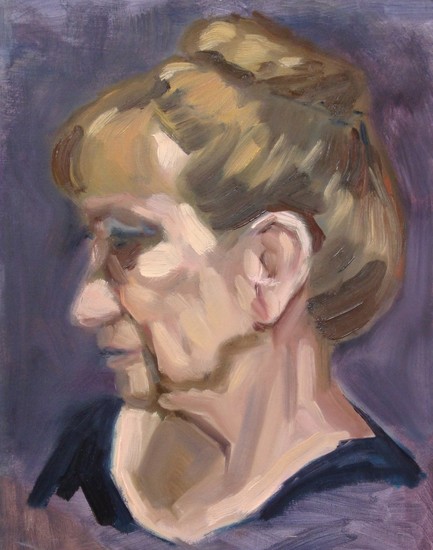 Portret vrouw tegen paarse achtergrond