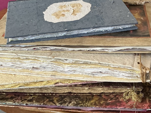 Boeken geheel of gedeeltelijk gemaakt van eigen handgeschept papier 
