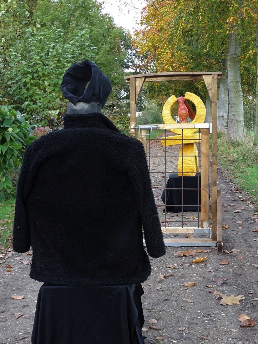 The female guard and the belly dancer