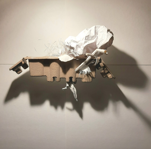 Nieuw werk, gebruikmakend van recyclebare verpakkingen, nieuw en gebruikte papier resten en oude tekeningen. Op zoek naar het ondergrondse, meerdere uitleggen hiervan, holletjes, verstopplekken, maar ook in de zin van ondergronds leven, dus de wortels van het bestaan.