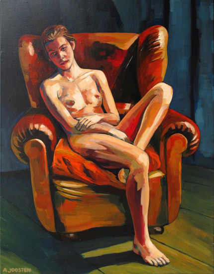 Vrouw in leren stoel