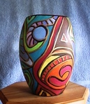 Beschilderde voorwerpen met acryl en inkt. Voornamelijk gebruiksvoorwerpen die afgedankt zijn en een nieuw leven gekregen hebben.