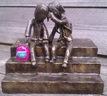 deze beeldjes zijn van klei gemaakt en hebben een brons uiterlijk