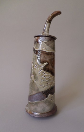 Hoge pot met deksel, te gebruiken als urn.