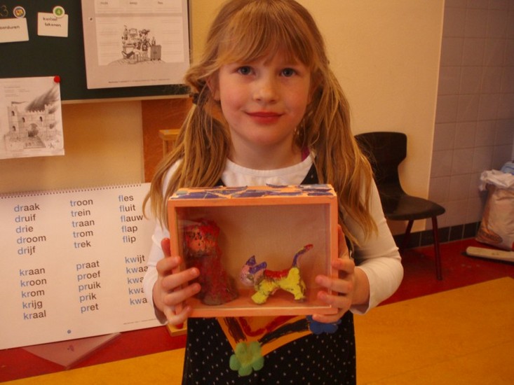 Joleen met kleidier in kastje