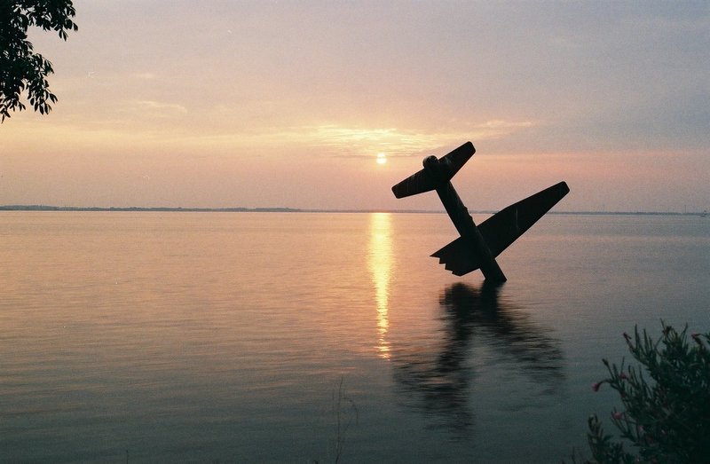 Vliegtuig in de avondzon