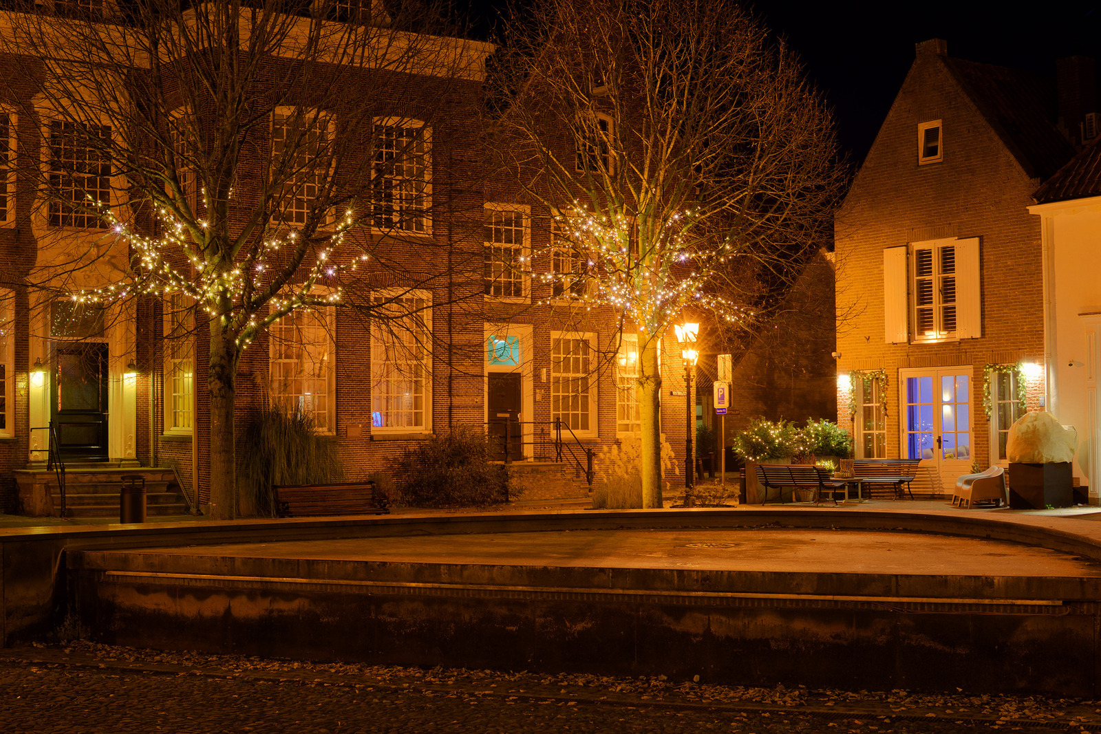 Een buitenpodium in de avond