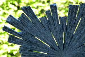 De graniet sculpturen zijn vaak doorkijkend, lichtdoorlatend en afhankelijk van licht verrassend waarneembaar. 