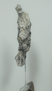 In navolging van mijn serie ‘Moving earth’ heb ik voor de expositie bij CaroArtGallery een serie ‘People in motion’ gemaakt. Een serie sculpturen in klei (gemengde techniek), waarbij de menselijke vorm in meer of mindere mate herkenbaar en hun last voelbaar is. Het zijn stille getuigen van wat er op dit moment in de wereld gaande is: op de vlucht voor ellende, tevens op weg naar een betere toekomst.   