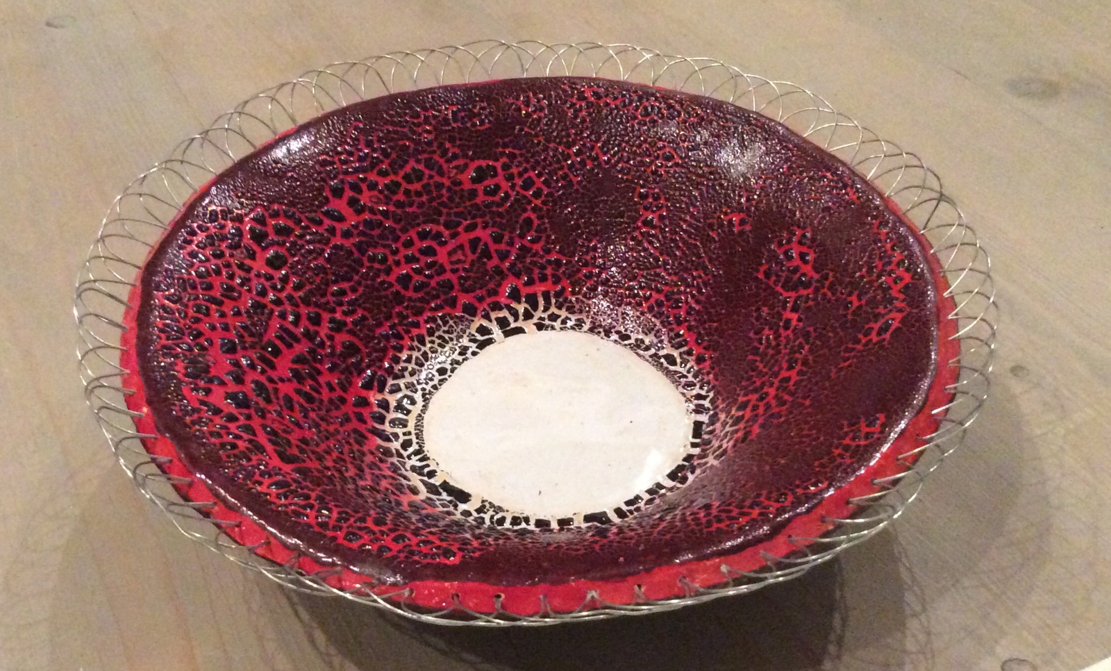 Rode schaal met gevlochten rand