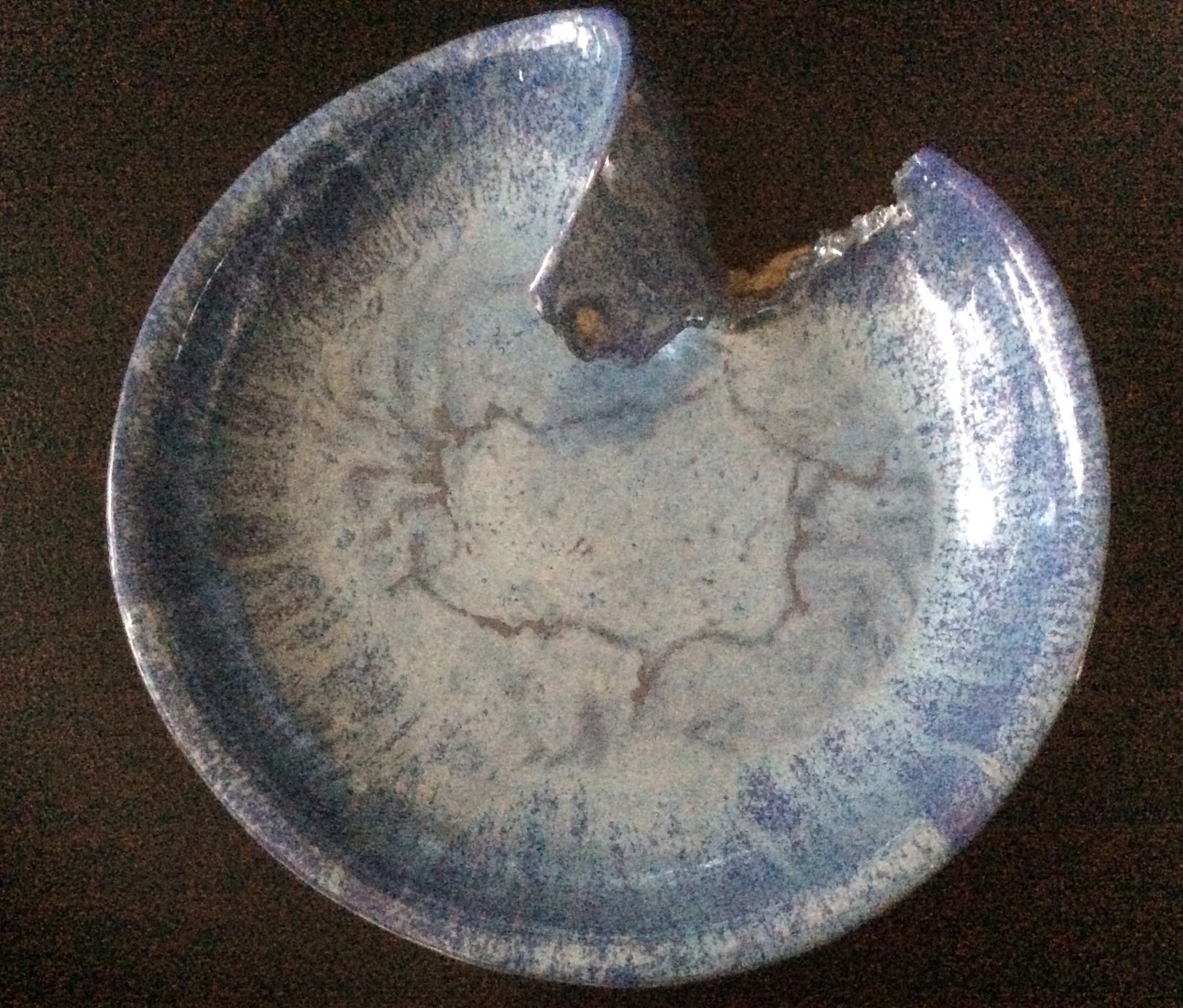 Blauwe schaal met onderkant van touw