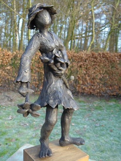 AARDMEISJE MET BLOEMEN