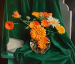 Bloemen zoals rozen en goudsbloemen. Gecomponeerde stillevens.