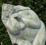 Dit jaar heb ik de bekoring ontdekt van beeldhouwen in engere zin: met hamer en beitel een steen vormgeven. Dat overkomt me jaarlijks in een werkweek met bh Adriaan Seelen, in Monthureux, Frankrijk. Extra info over mijn werk, bijv. fotoseries, zie mijn website: www.opapake.be (>>>Opapake special>>>kunstgrepen)