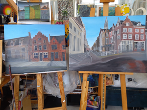 Dagelijks leven in de stad.Geboren in de grote stad Amsterdam leerde ik te houden van grachten en de huizen met hun bijzondere gevels. In 2022 startte ik au plein air met het schilderen van een klein stadsgezicht dat ik in atelier uitwerkte. Maar na de uitdaging om het tweede straatje van Vermeer te recreëren maakte dat ik helemaal de smaak te pakken kreeg.