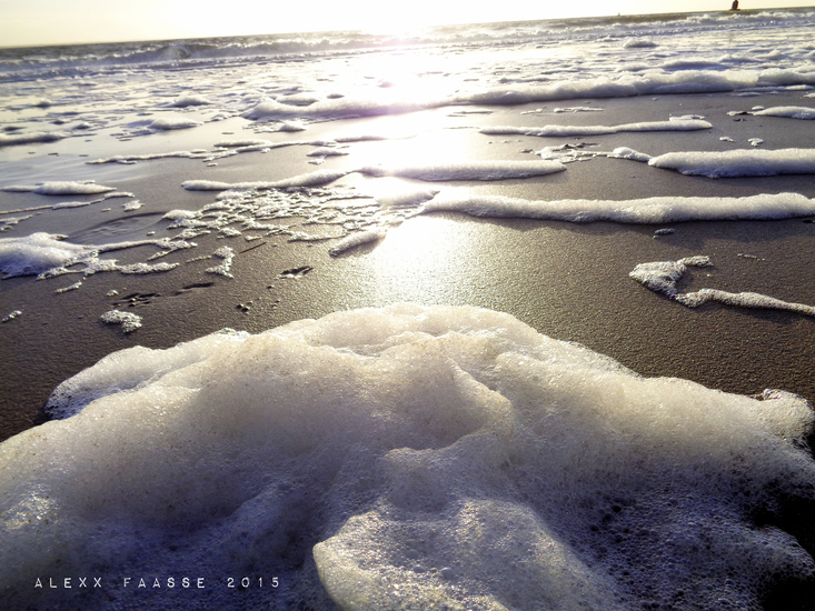 Schuim op het strand.