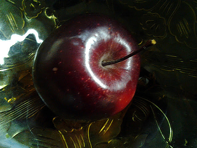 appel op fruitschaal bij noorderlicht