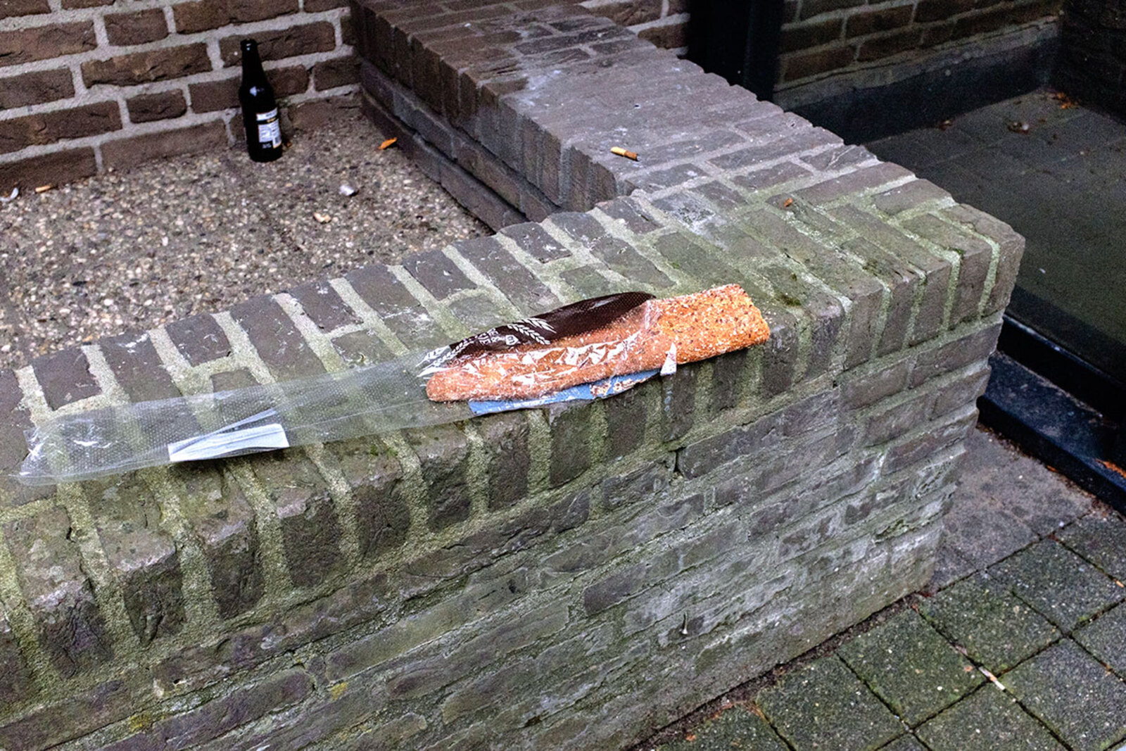 Brood in plastic (en bierflesje)