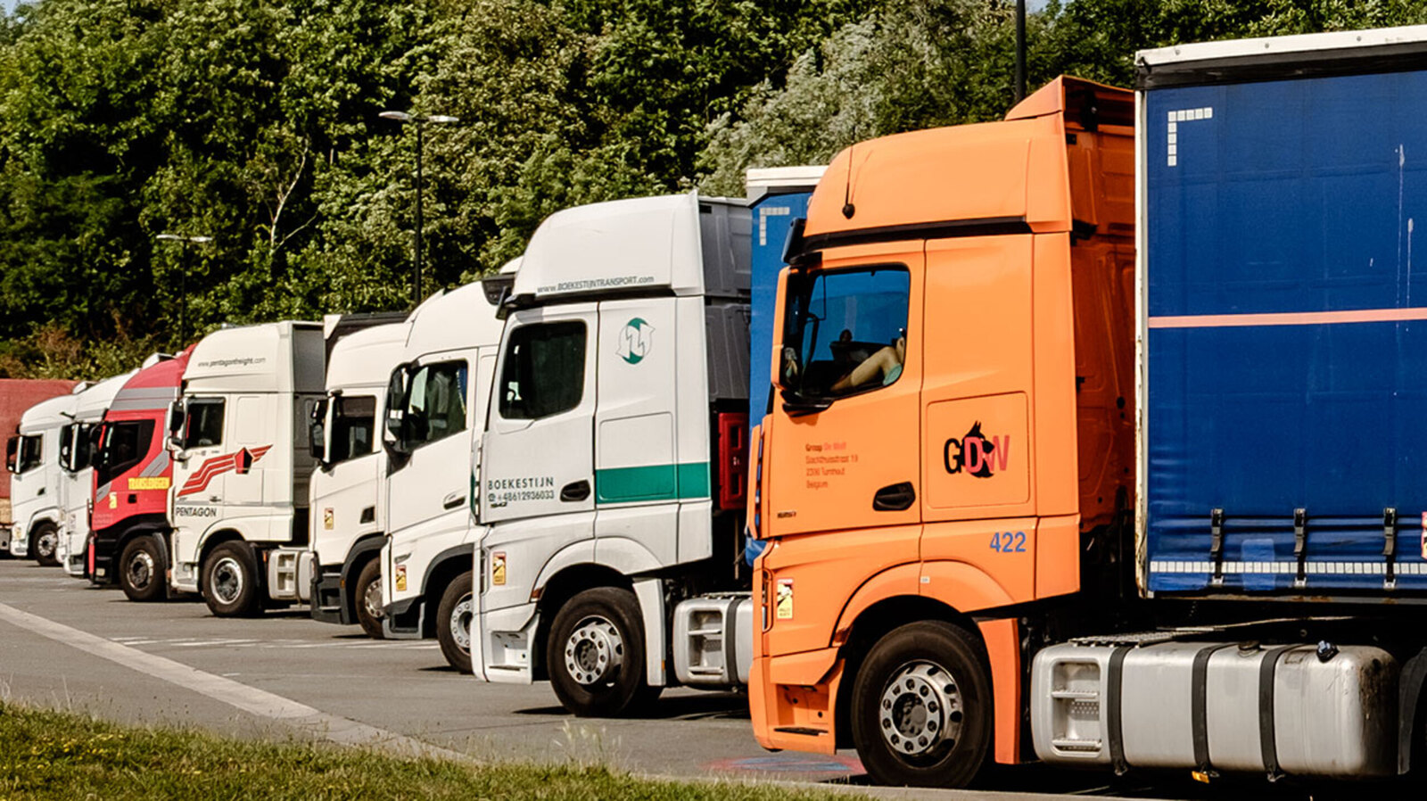 Bij Waterloo (B), parkeerplaats langs de snelweg