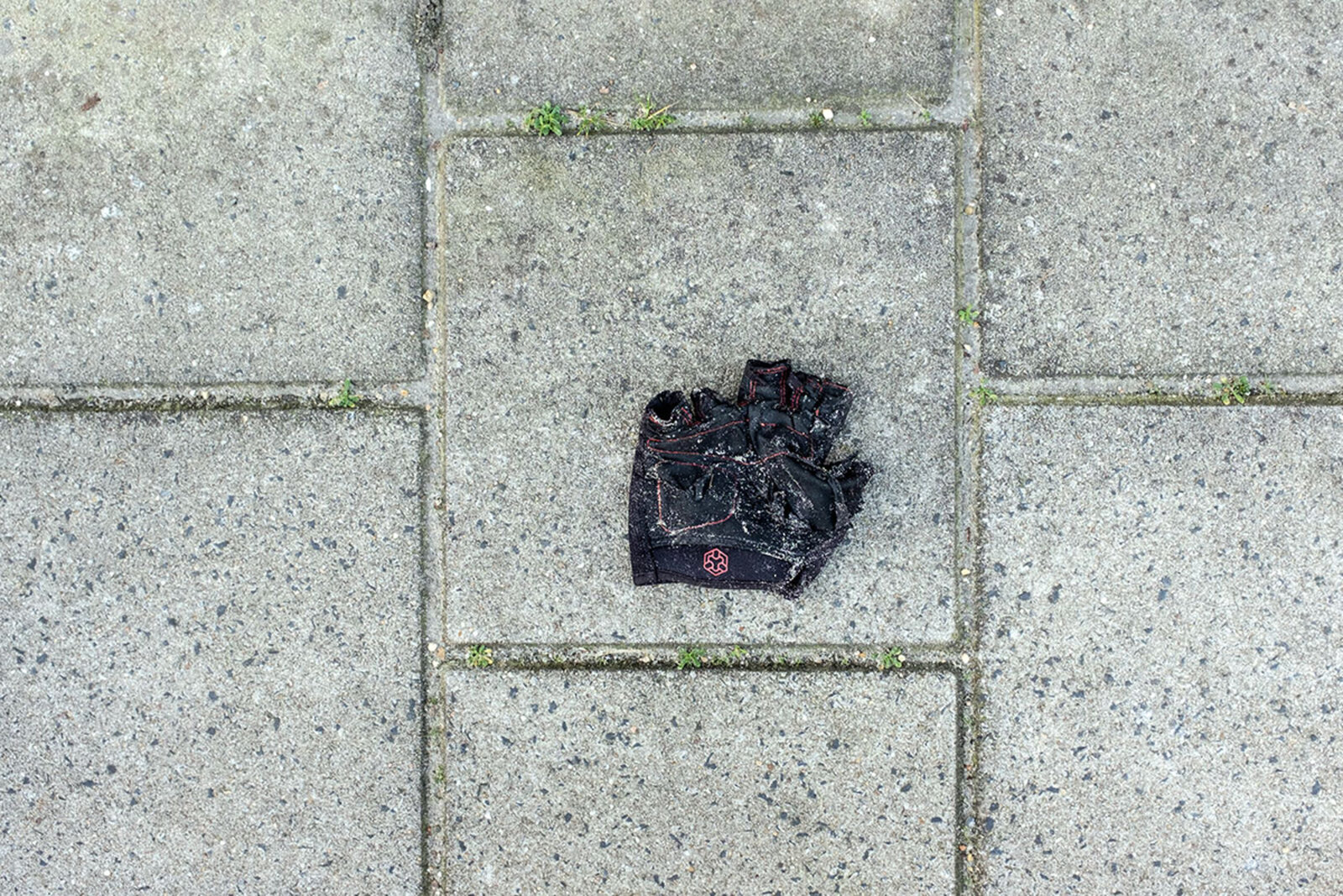 fietshandschoen op tegels