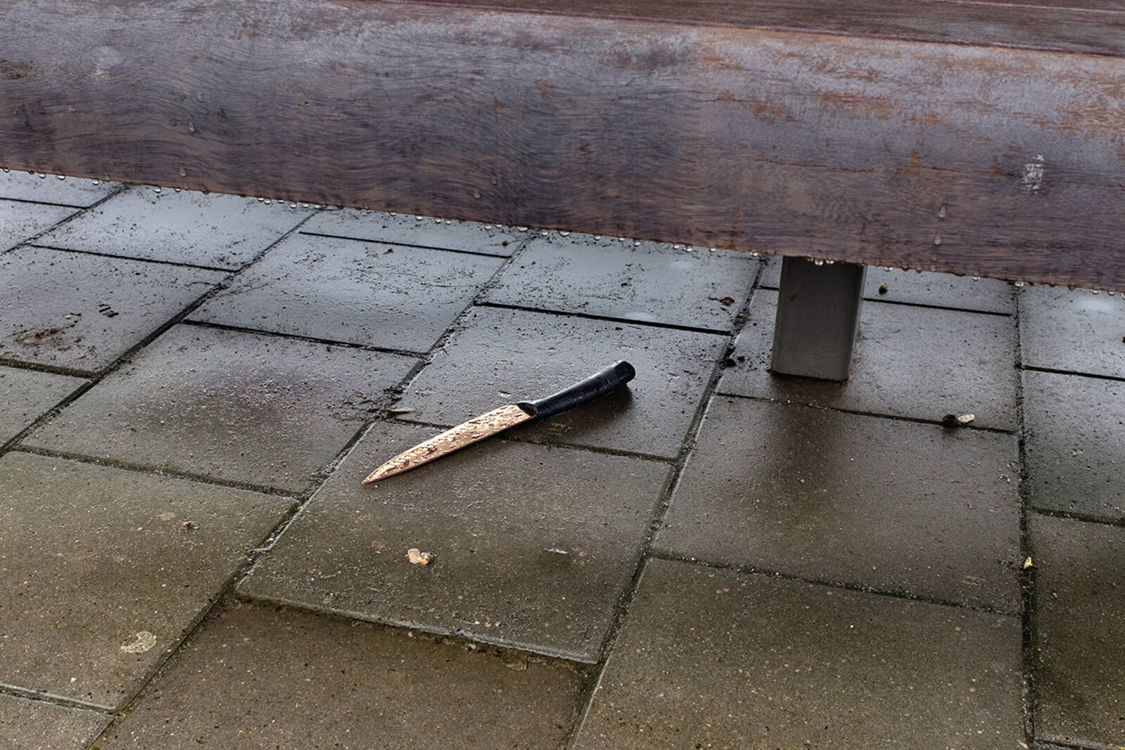 Mes onder bank op station